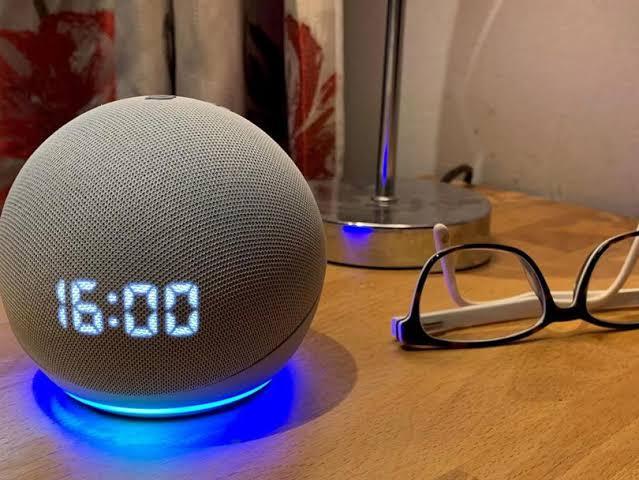 imagem de Alexa Echo Dot (4ª geração): Smart Speaker com Relógio